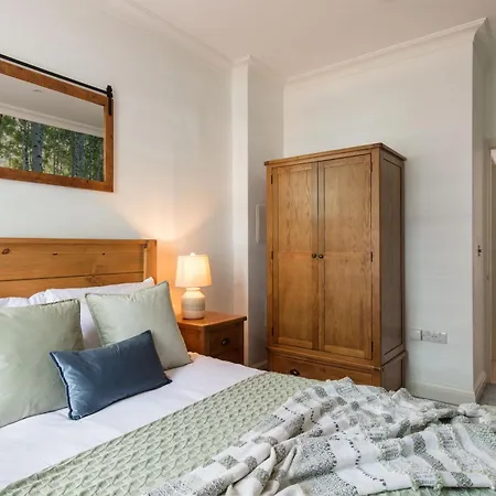 Spacious Quiet 4bedrooms 6beds House With Private Garage 5min Walk To Paddington Station Holiday home London