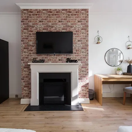 Holiday home Spacious Quiet 4bedrooms 6beds House With Private Garage 5min Walk To Paddington Station *