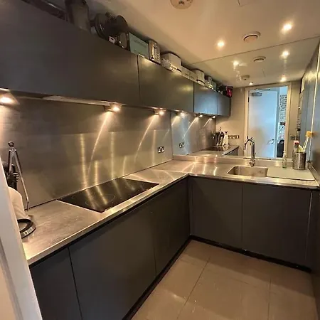 Apartment Modern 2-bed 5 Mins From Bridge