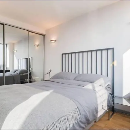 Apartment Modern 2-bed 5 Mins From Bridge