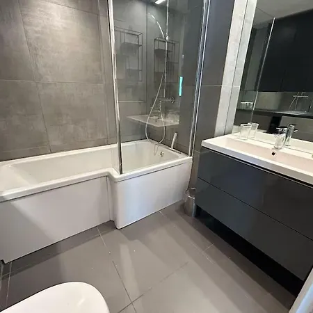 Apartment Modern 2-bed 5 Mins From Bridge London