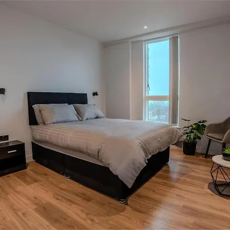 2 Bedroom Flat Near Stanmore Station Apartment