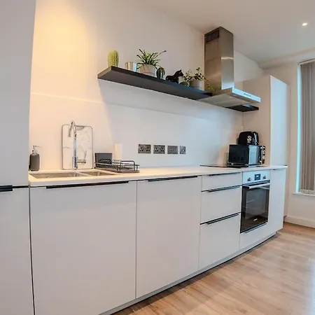 2 Bedroom Flat Near Stanmore Station Apartment