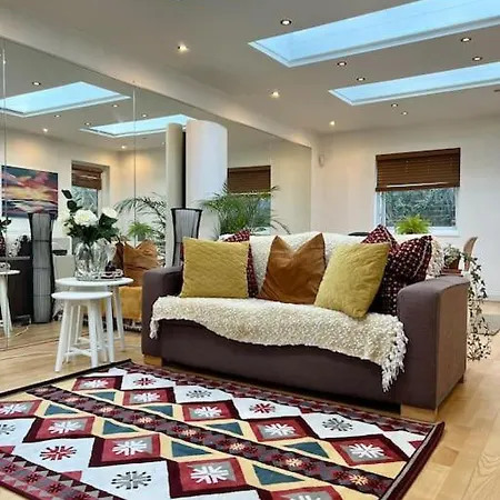 Sunny Garden Apartment *