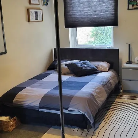1 Bedroom Flat 27 Mins To Victoria Apartment London