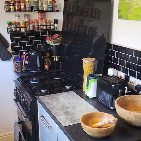 1 Bedroom Flat 27 Mins To Victoria