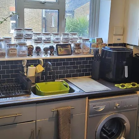1 Bedroom Flat 27 Mins To Victoria Apartment