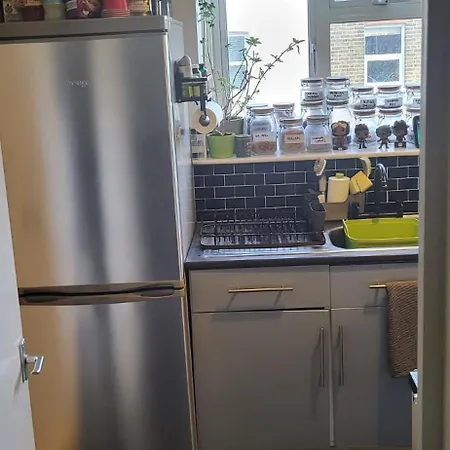1 Bedroom Flat 27 Mins To Victoria *