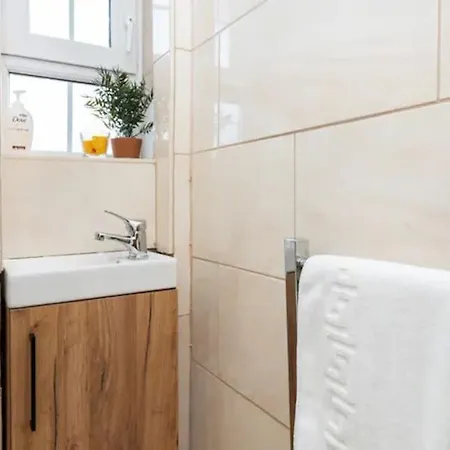 Tranquil 1br In South Bank With Onsite Parking