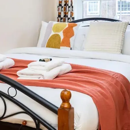 Tranquil 1br In South Bank With Onsite Parking Londres