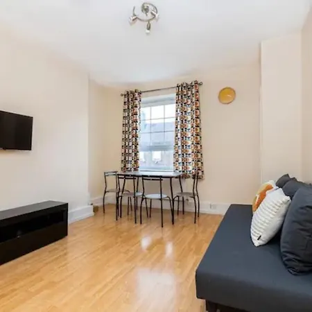 Tranquil 1br In South Bank With Onsite Parking London