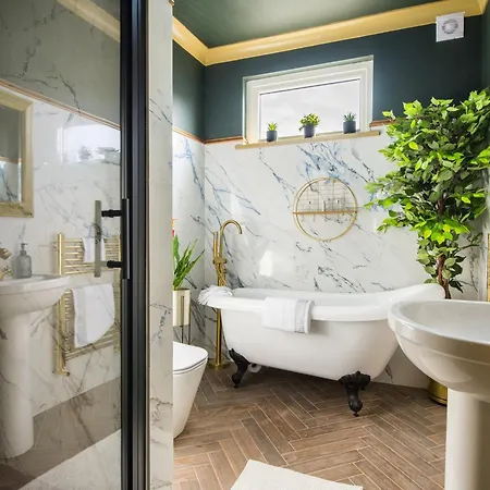 Luxury Versace 1 Bed Hot Tub Pool Table Sky Tv Apartment *