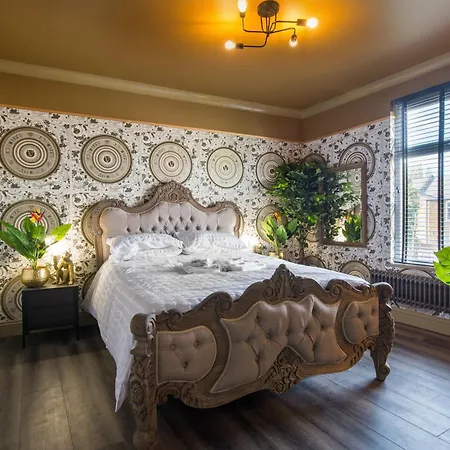 Apartment Luxury Versace 1 Bed Hot Tub Pool Table Sky Tv