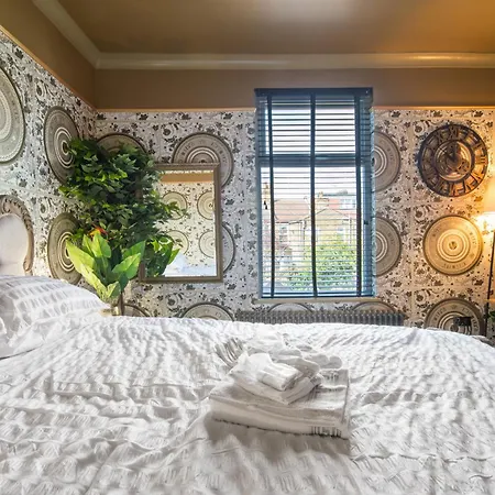 Apartment Luxury Versace 1 Bed Hot Tub Pool Table Sky Tv London