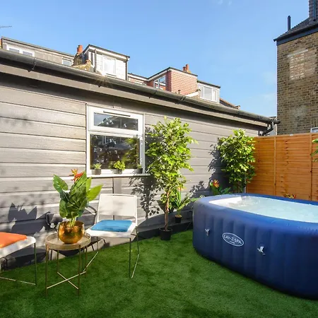 Apartment Luxury Versace 1 Bed Hot Tub Pool Table Sky Tv London