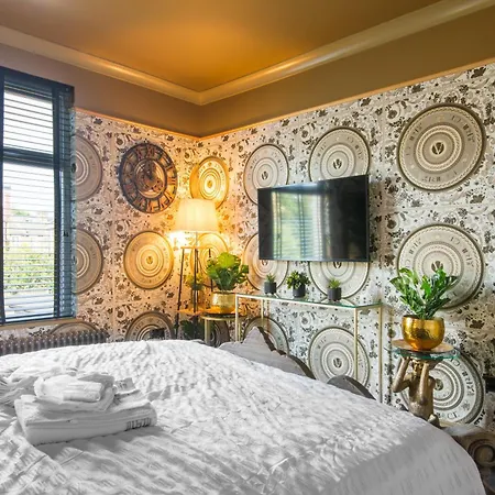 Apartment Luxury Versace 1 Bed Hot Tub Pool Table Sky Tv London