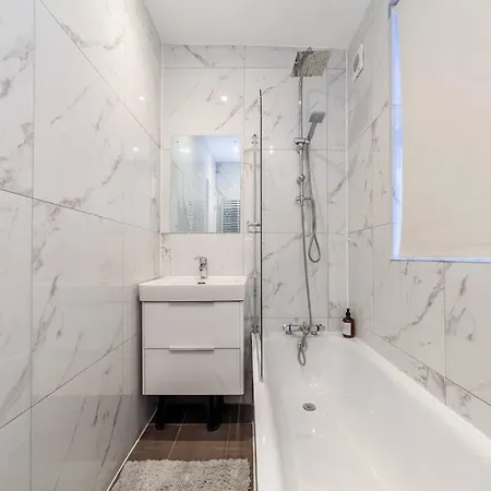 Sleek & Modern 2 Bd In - Sleeps 7 - Parking London