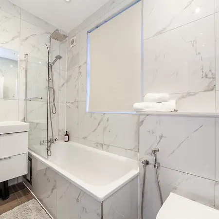 Sleek & Modern 2 Bd In - Sleeps 7 - Parking Apartment *