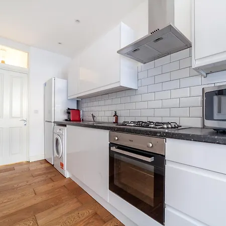 Sleek & Modern 2 Bd In - Sleeps 7 - Parking * London