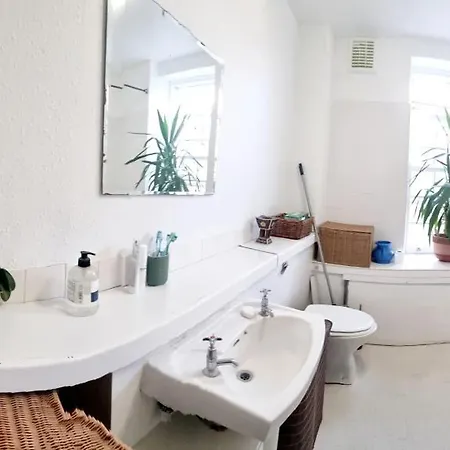 Double Near Highgate Homestay