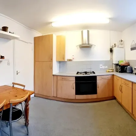 Double Near Highgate Homestay