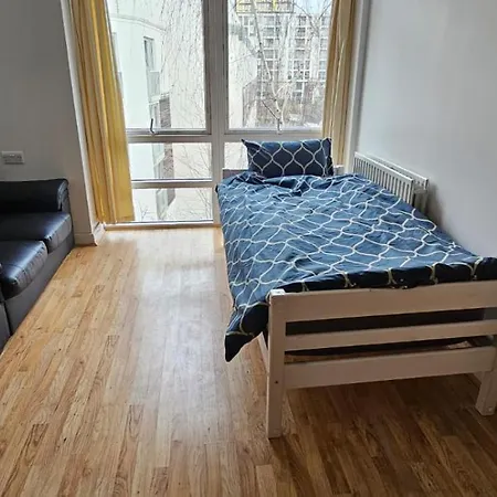 Beautiful 1 Bed With Living *