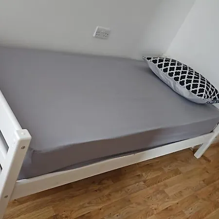 Beautiful 1 Bed With Living Apartment *