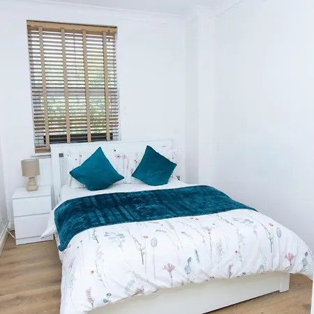 Evergreen Apartments, Flat 3, * London