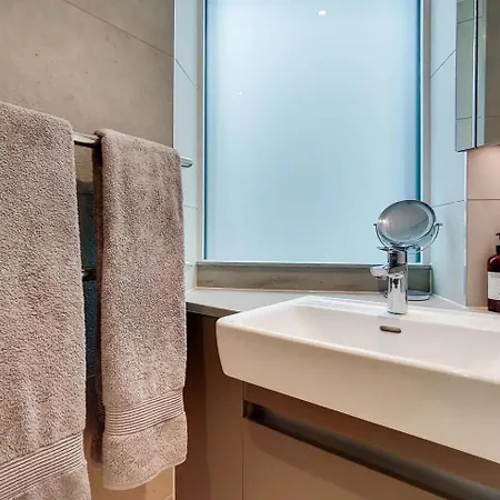 Luxury 1 Bed With Balcony Apartment *