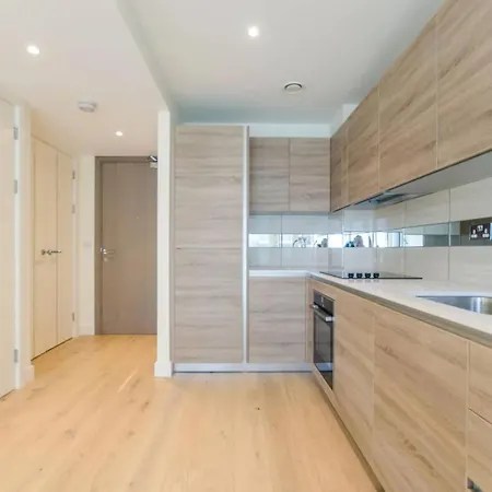 Luxury 1 Bed With Balcony London