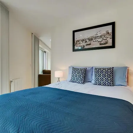 Apartment Luxury 1 Bed With Balcony *
