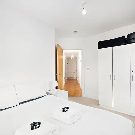 Modern Serviced 3-bedroom Flat In East Apartment