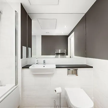 Apartment Modern Serviced 3-bedroom Flat In East *