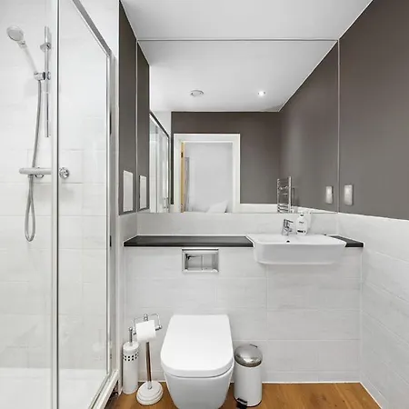 Modern Serviced 3-bedroom Flat In East Apartment