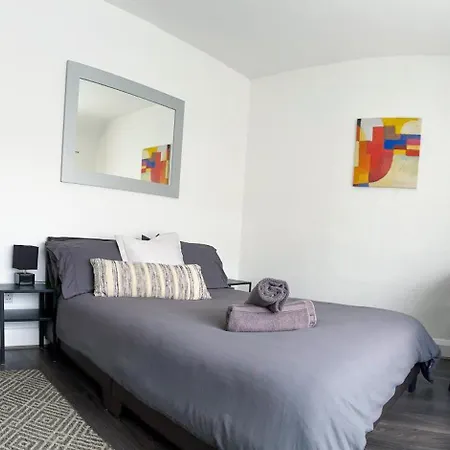 Wembley Oasis: Modern Semi-detached Near Stadium Holiday home