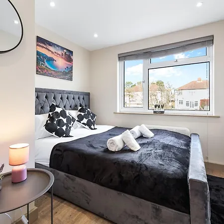 Charming Serviced Ensuite Modern Studio - Sleeps 2 - Near Wembley Stadium - Good Transport Link To Central London - Harrow Ha3 Hatch End