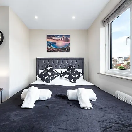 Charming Serviced Ensuite Modern Studio - Sleeps 2 - Near Wembley Stadium - Good Transport Link To Central London - Harrow Ha3 Guest house Hatch End