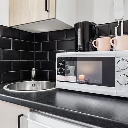 Charming Serviced Ensuite Modern Studio - Sleeps 2 - Near Wembley Stadium - Good Transport Link To Central London - Harrow Ha3 Guest house