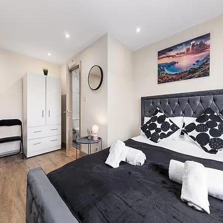 Charming Serviced Ensuite Modern Studio - Sleeps 2 - Near Wembley Stadium - Good Transport Link To Central London - Harrow Ha3 *