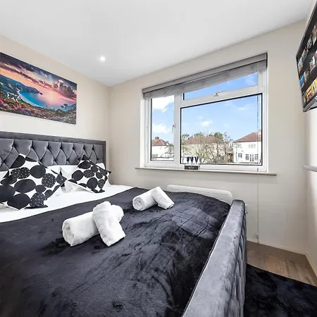 Guest house Charming Serviced Ensuite Modern Studio - Sleeps 2 - Near Wembley Stadium - Good Transport Link To Central London - Harrow Ha3 Hatch End