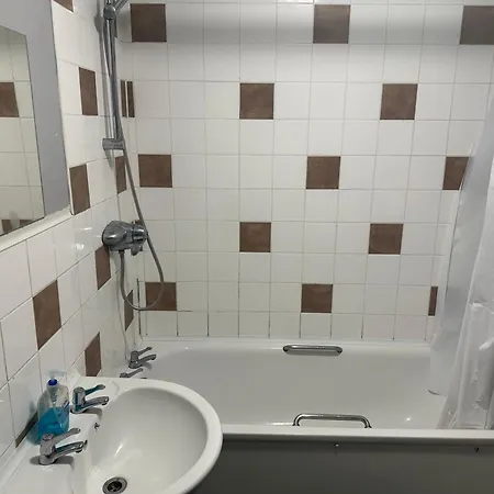 Wembley Serviced Apartment, 20mins From Central Homestay