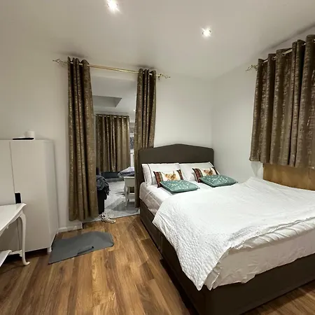 Apartment 4th Flat With Private Own Bathroom A Luxury Family Setup And Furnished With Double Bed A Double Futon-sofa Bed A Single Futon Bed A Baby Cot And Garden And Free Parking *