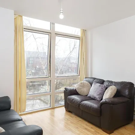Beautiful 1 Bed With Living