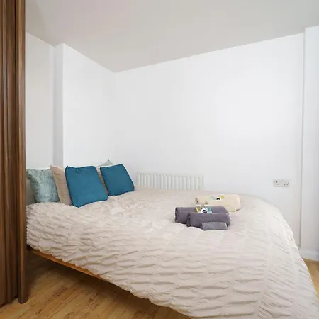 Beautiful 1 Bed With Living Apartment *