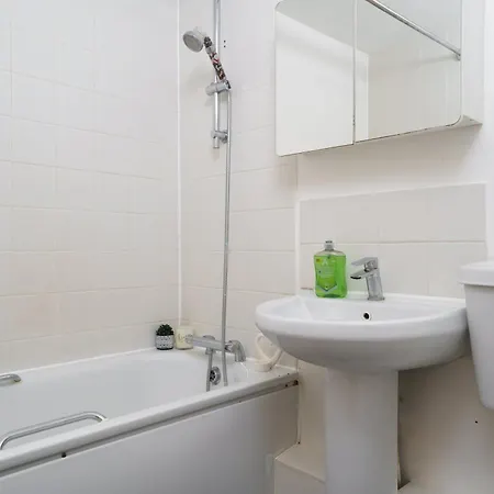 Beautiful 1 Bed With Living *