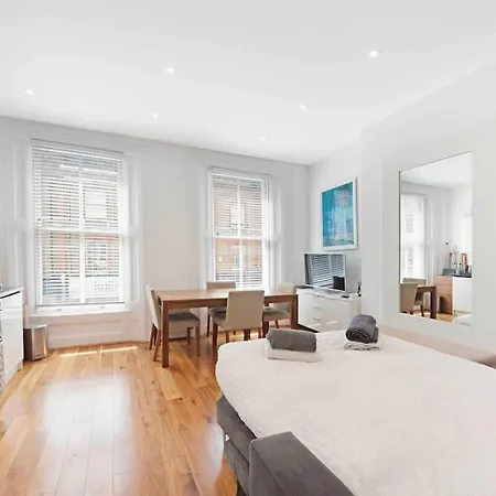 Huge 1 Bed -sleeps 4 De Lux Soho Fitzrovia London