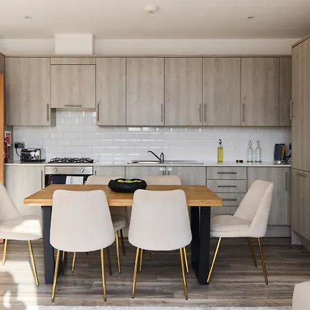 The Harlesden Place - Modern 3bdr Flat With Balcony *
