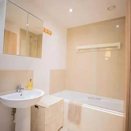 Apartment Lovely 2 Bedroom Overlooking River Thames London