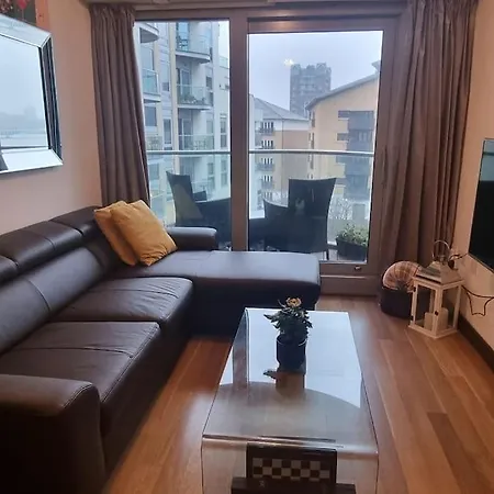 Lovely 2 Bedroom Overlooking River Thames Apartment