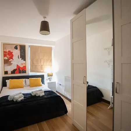 Lovely 2 Bedroom Overlooking River Thames Apartment *